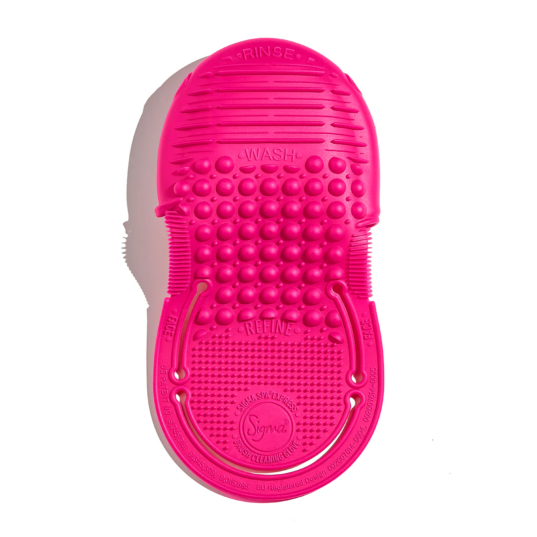 Sigma Spa® Express Brush Cleaning Glove - Image 3