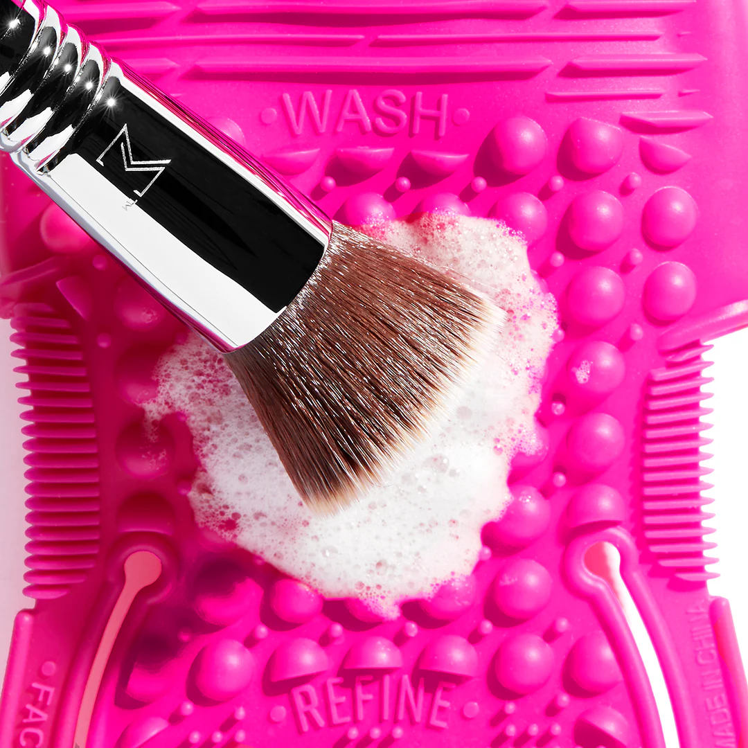 Sigma Spa® Express Brush Cleaning Glove - Image 5