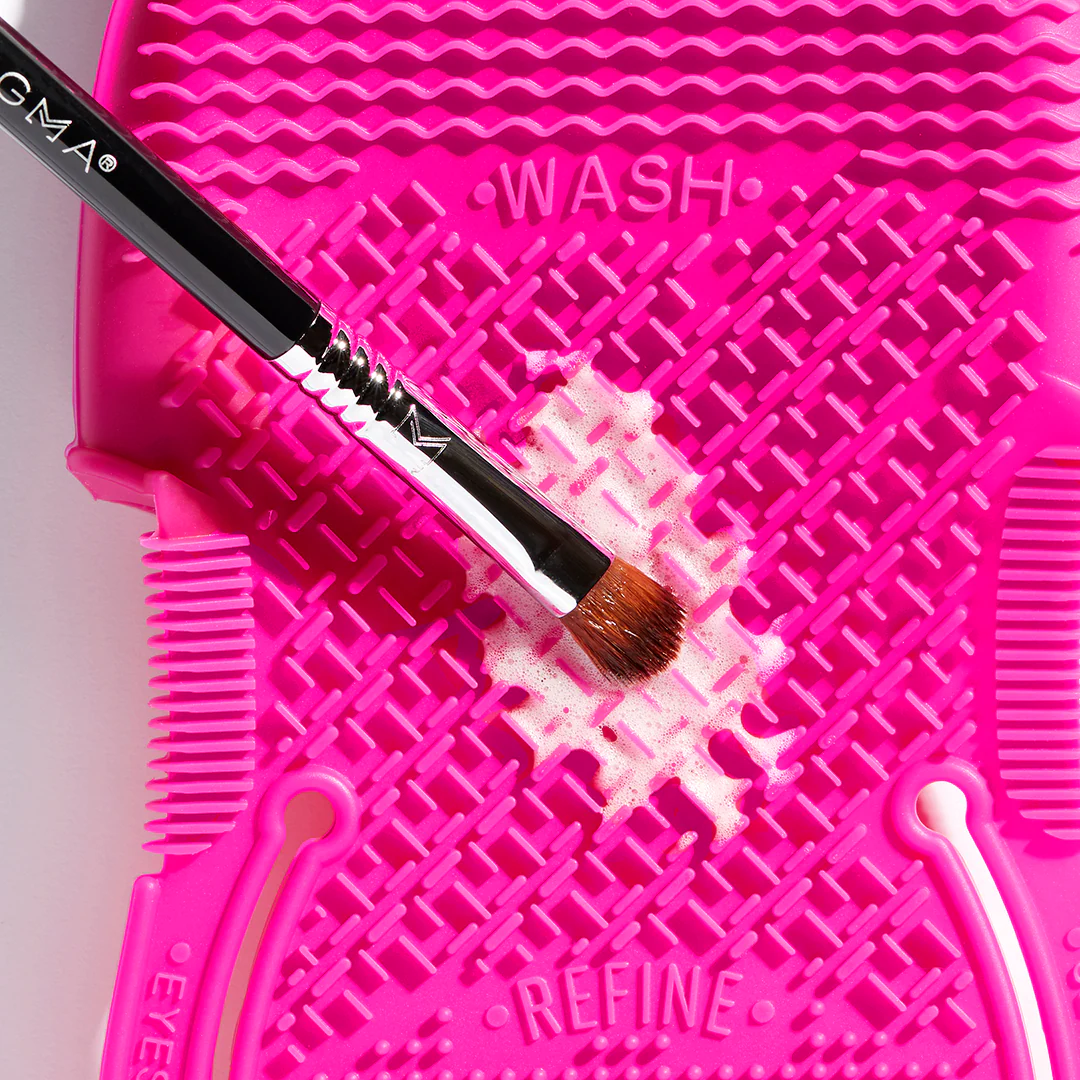 Sigma Spa® Express Brush Cleaning Glove - Image 6